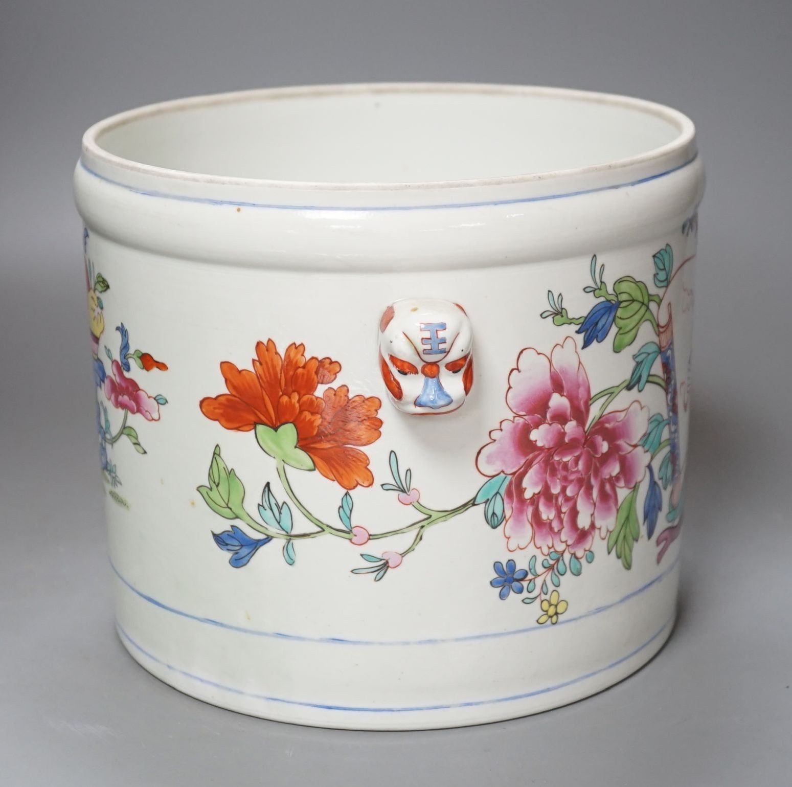 A porcelain wine cooler in Chinese export style, 17 cms high.